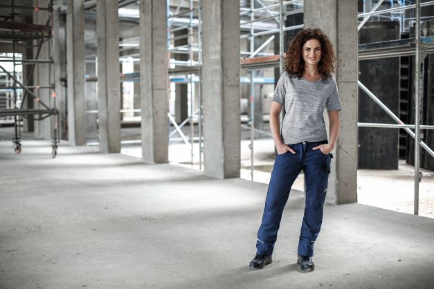 Eine Frau trägt Workwear für Damen auf einer Baustelle.